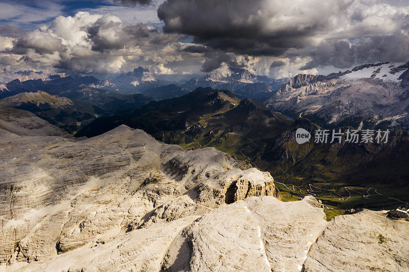 在Piz Boe之上，SAS Pordoi高山，Dolomites，意大利泰洛阿尔卑斯山